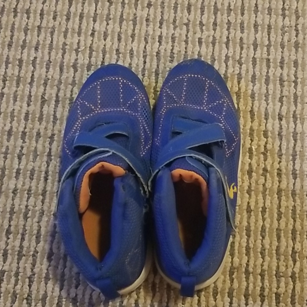 Boys shoes